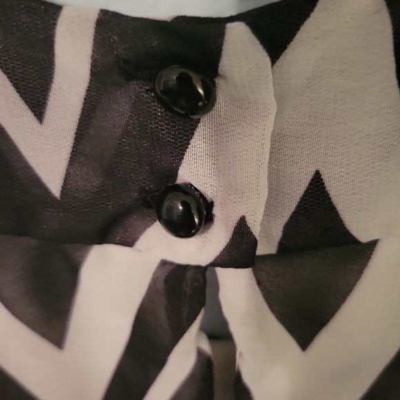 Ladies Gently Used IZ Byer sleeveless blk white blouse. Size S. - Picture 5 of 6
